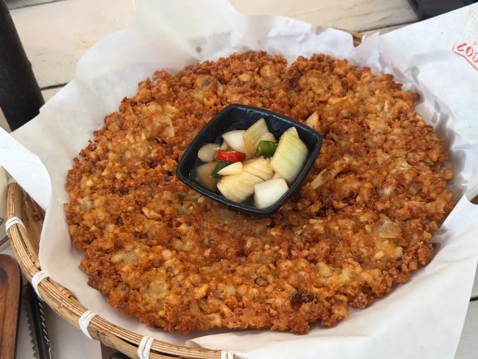 바삭하게 구워진 감자전 단면