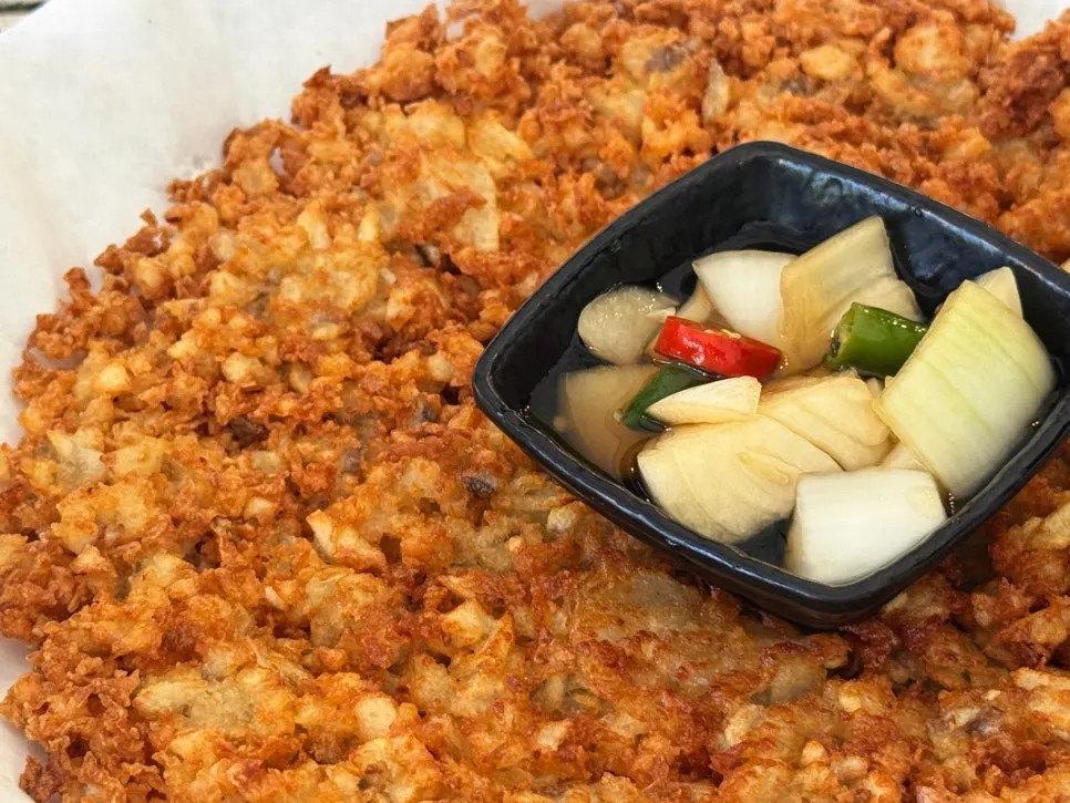 양파장아찌와 함께 놓인 감자전