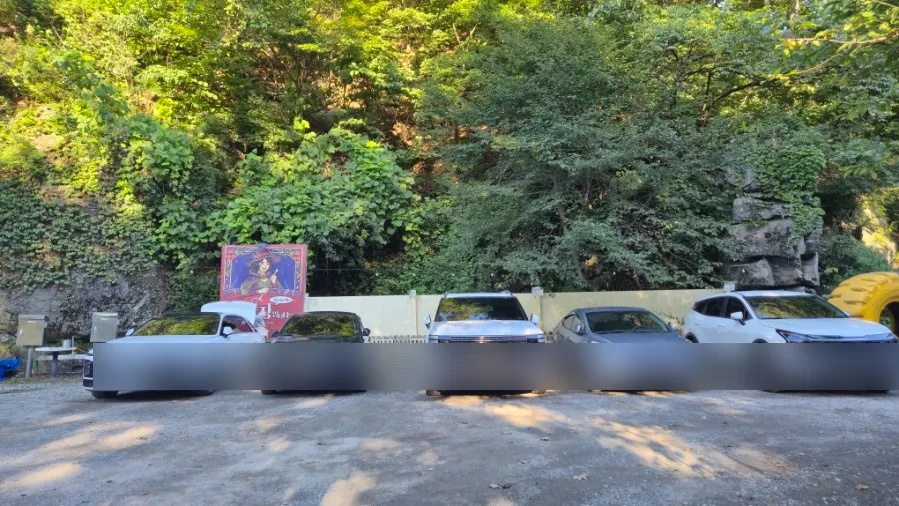 Exterior of 2002 Witch's Arpeggio on a mountain road in Wabu-eup