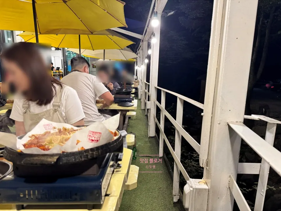 Outdoor seating by the creek in the evening atmosphere