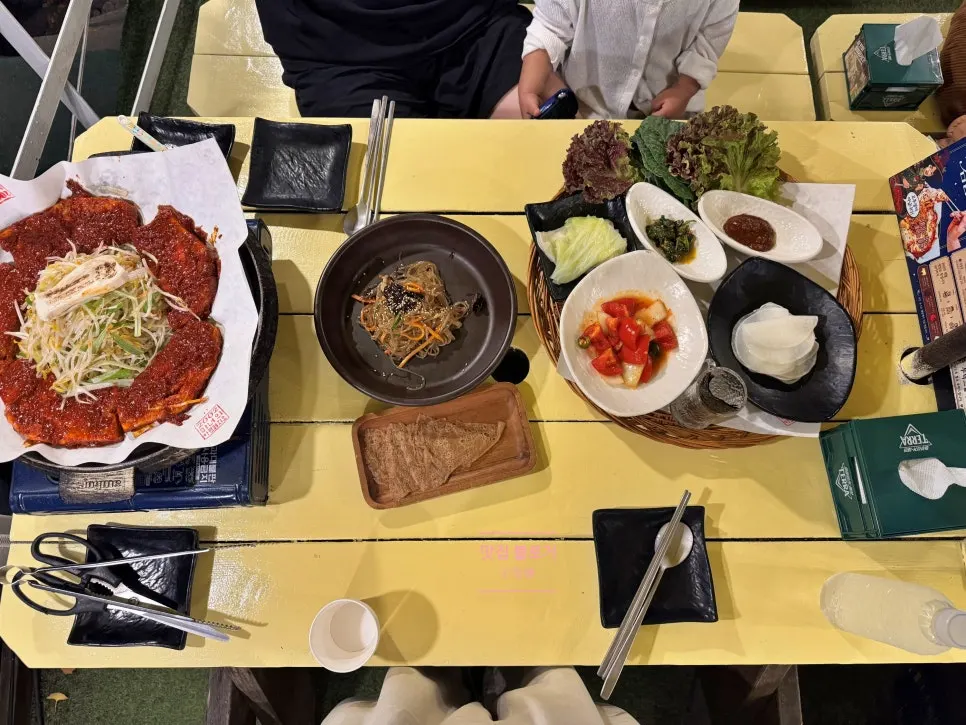 Wrap vegetables and pickled radish among the side dishes