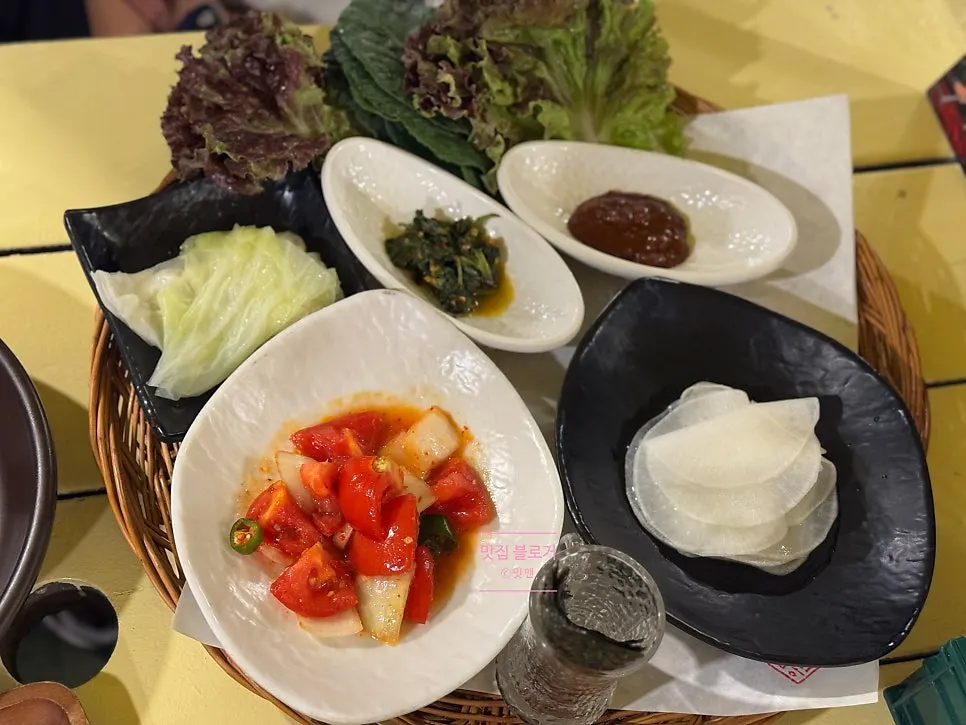 Seasoned tomato salad and pickled perilla leaves