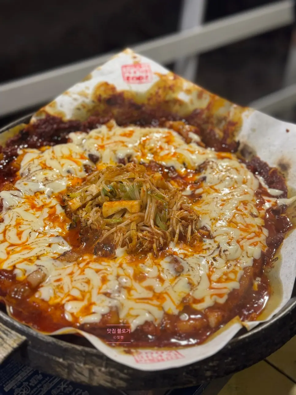 Cheese tomato-jang pork belly served with bean sprouts and mushrooms