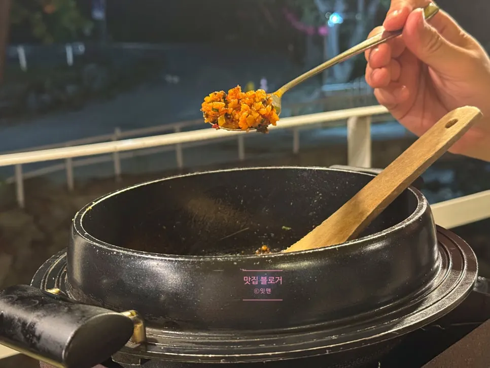 Mini stone-pot fried rice served with an hourglass
