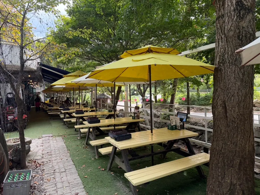 Restaurant entrance with no wait on a weekday afternoon