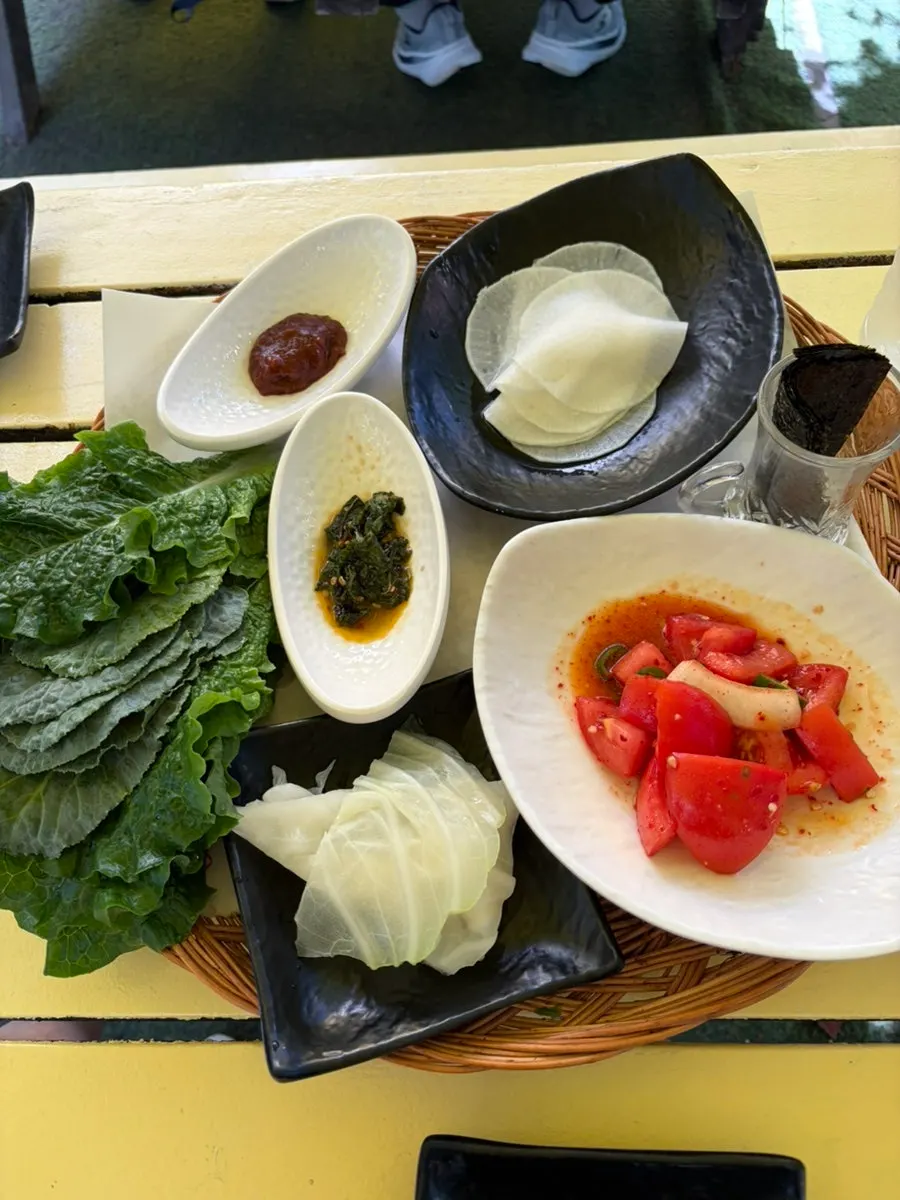 Tomato-jang pork belly and bean sprouts grilled directly by staff