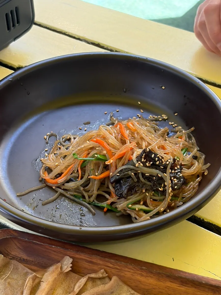 Tomato-jang kalguksu made without gochujang