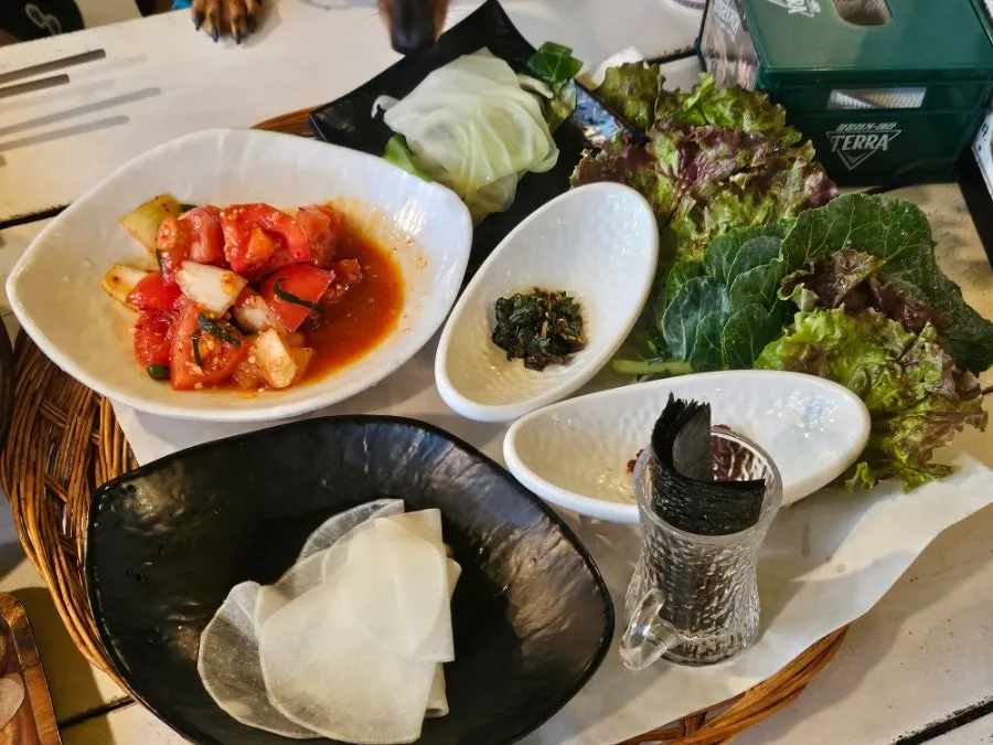 물과 앞접시, 수저가 놓인 기본 세팅