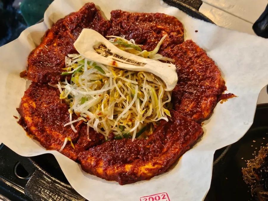 불판에 올라간 마녀의 토마토장 삼겹살