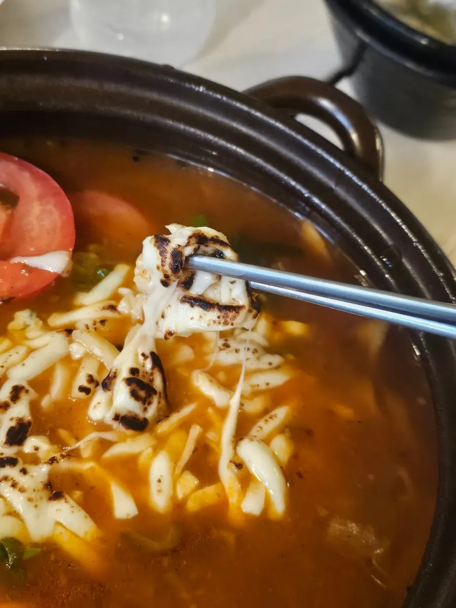 모짜렐라 치즈 올린 토마토장 칼국수