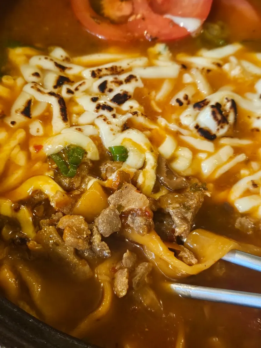 치즈가 늘어나는 토마토장 칼국수