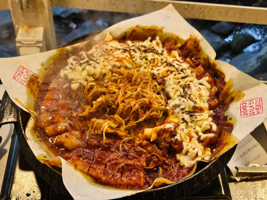 치즈 올린 쪽과 안 올린 쪽 반반 삼겹살