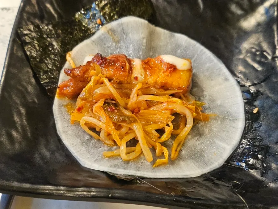 쌈 채소와 함께 차려진 삼겹살 한 상