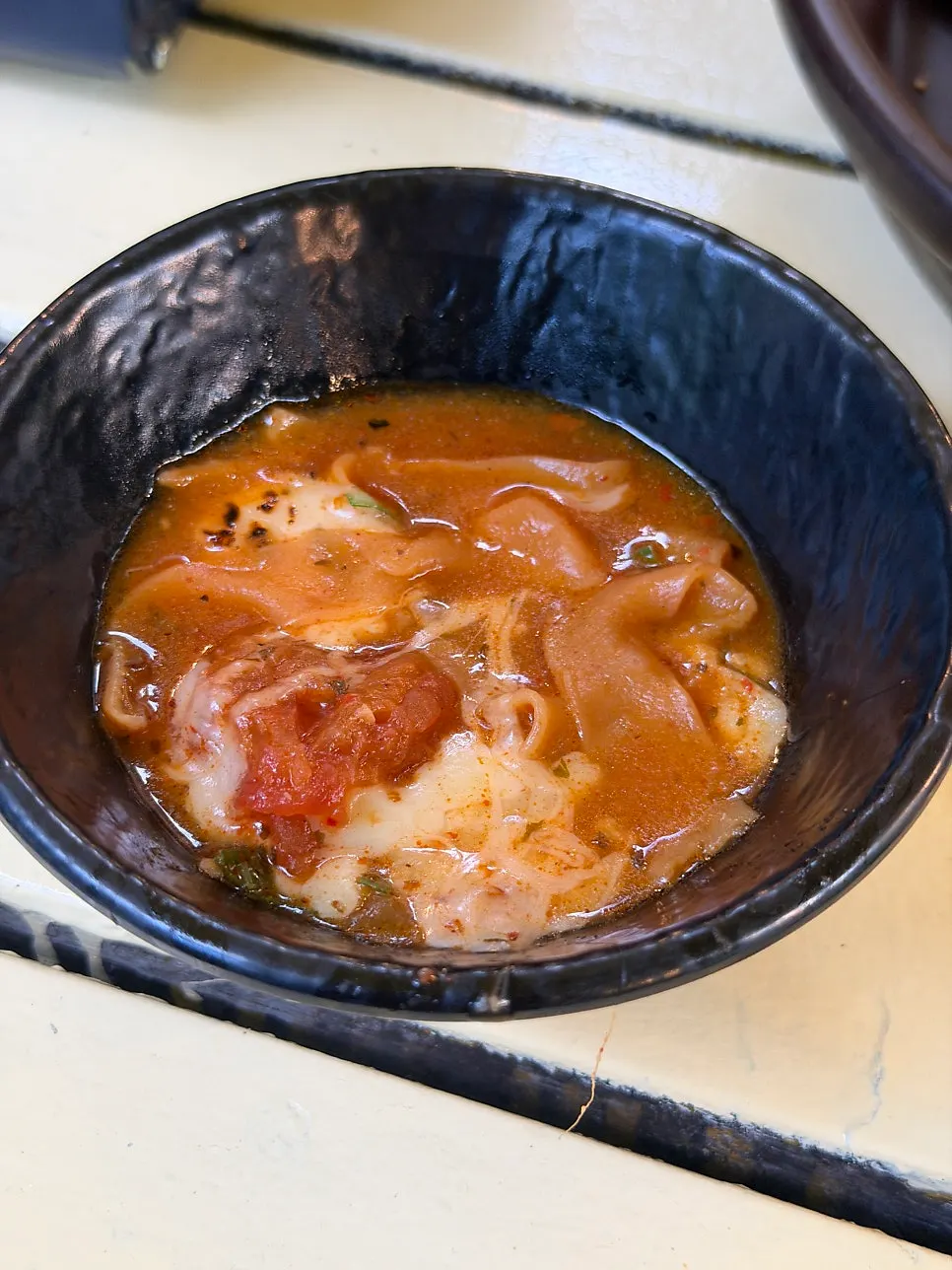 일회용 앞치마와 테이블 세팅