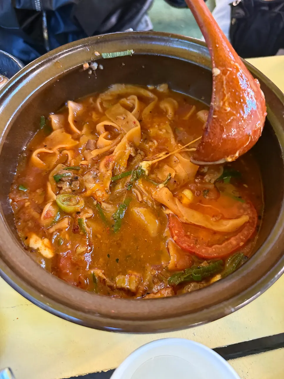 더숲카페 할인 안내가 있는 테이블 안내물