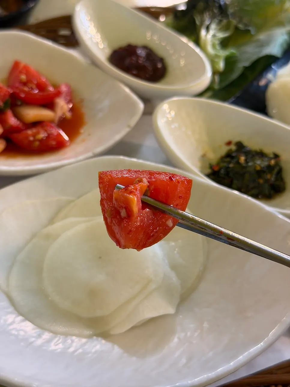 토마토장칼국수 면을 들어올린 모습