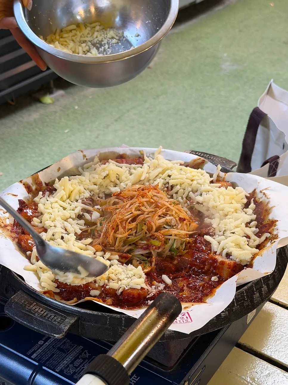 토마토샐러드가 포함된 밑반찬 상차림