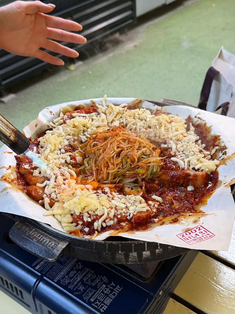 토마토장 삼겹살 위에 치즈를 올리는 모습