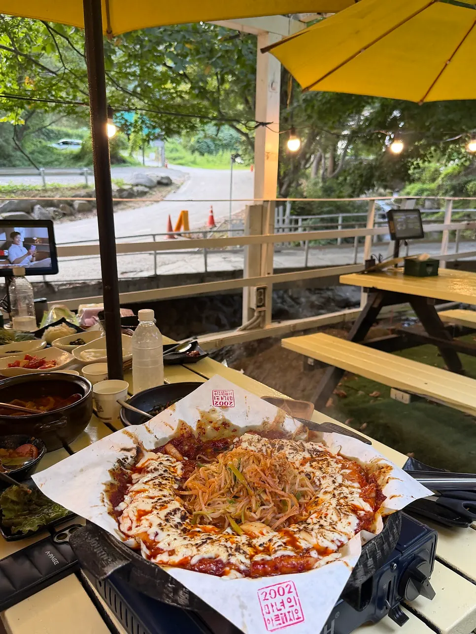 불판에서 익어가는 항아리치즈토마토장삼겹살