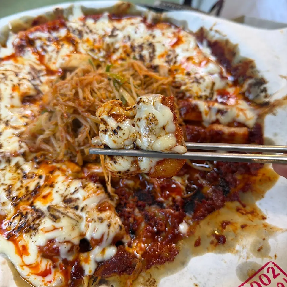 치즈에 찍은 토마토장 삼겹살 한 점