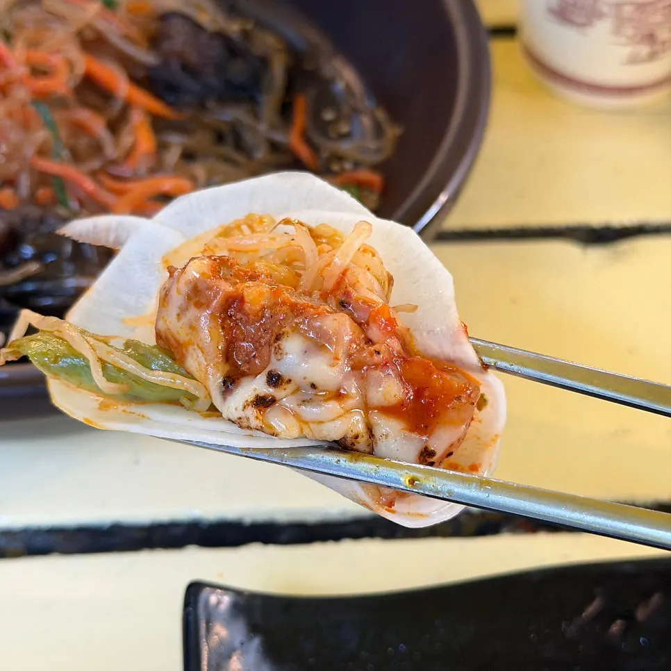 듬뿍 녹은 치즈와 토마토장 양념