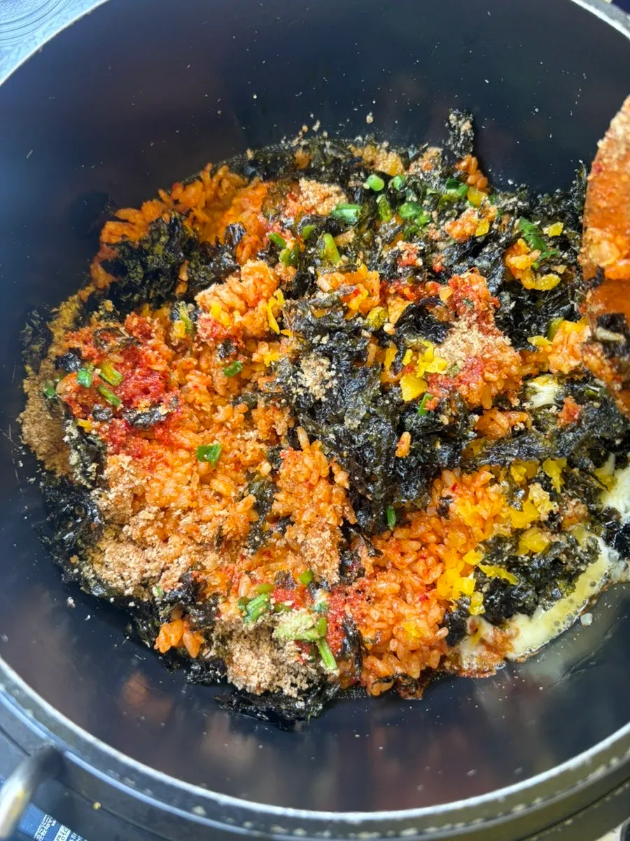 Kiln pot of cod roe scorched rice fried rice