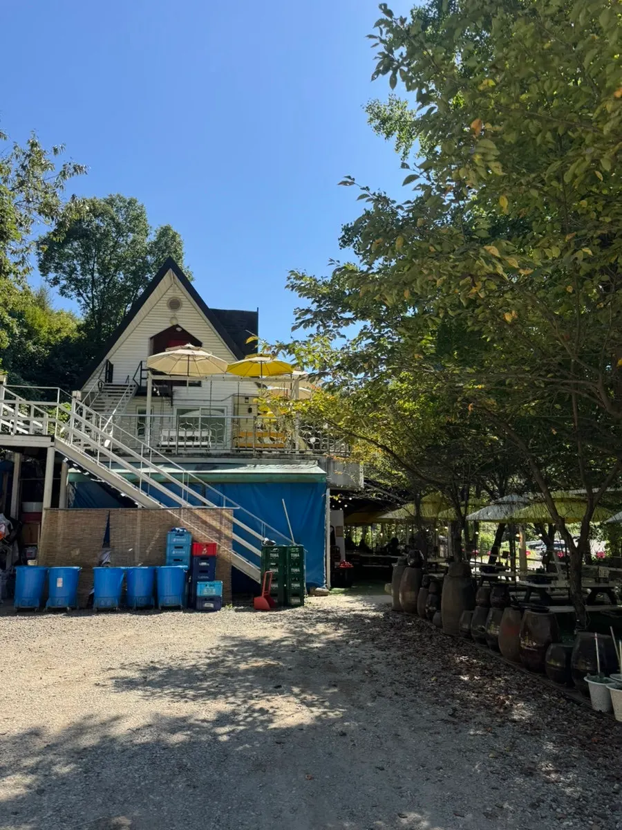 2002 Witch's Arpeggio, an outdoor BBQ restaurant beside Myojeoksa Valley