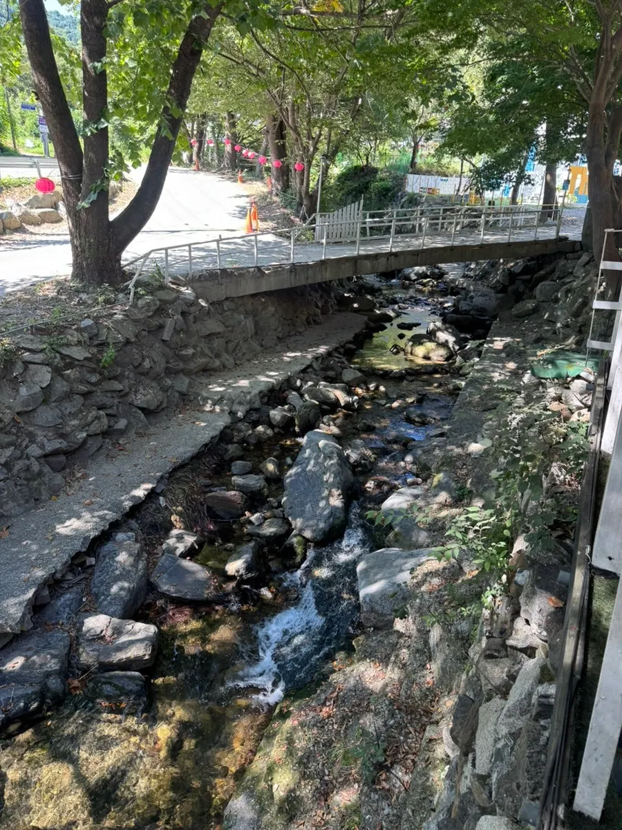 Outdoor table seating right next to the creek