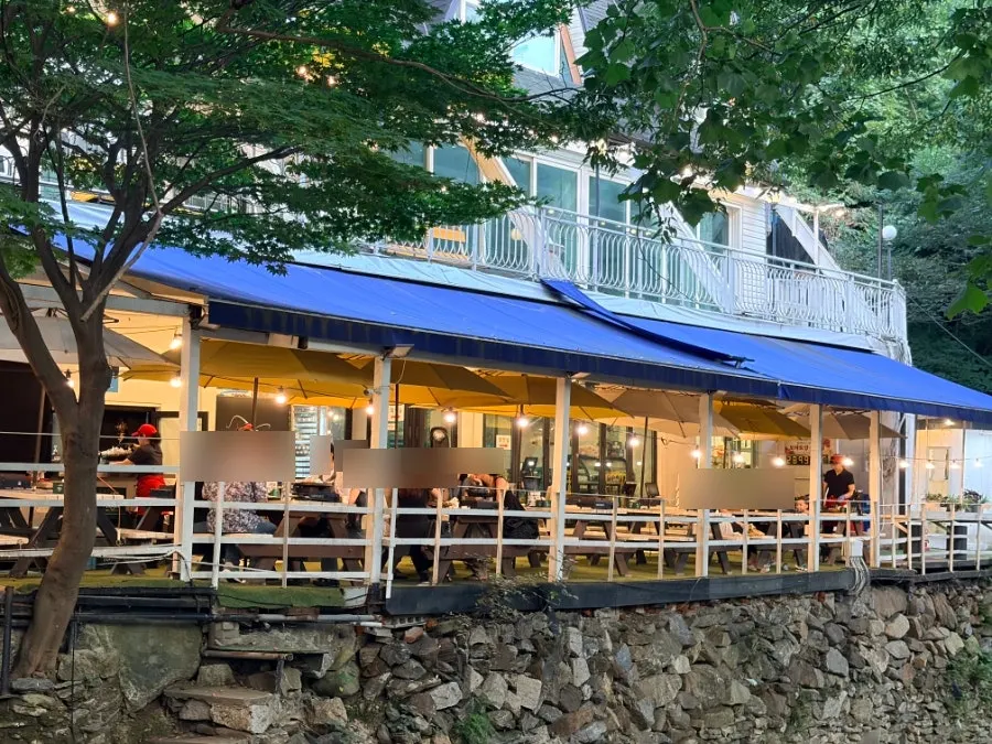 Outdoor table seating with a view of the surroundings