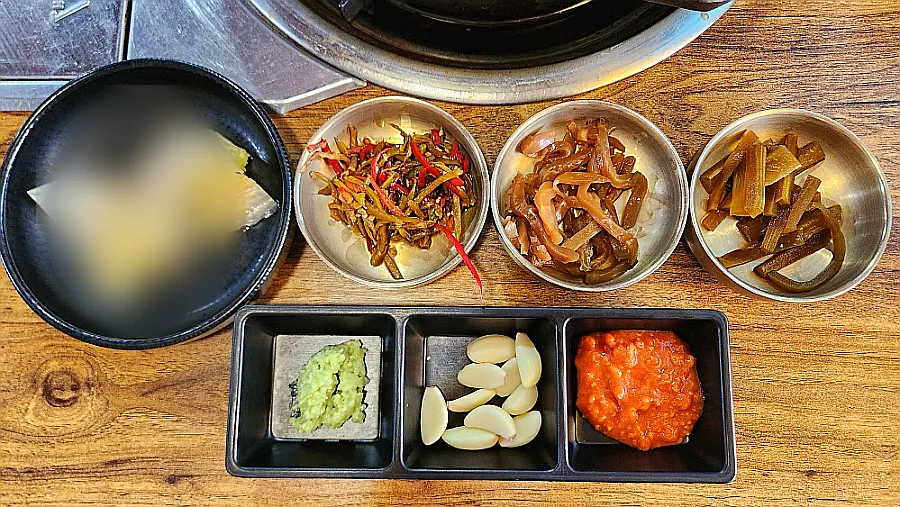 차려진 기본 반찬 상차림