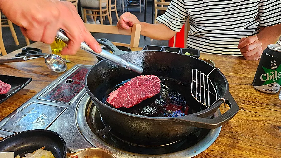 무쇠팬에서 초벌 중인 숙성 한우등심