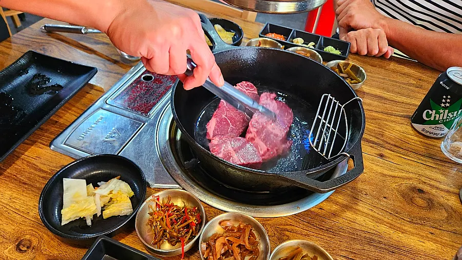 무쇠팬 위에서 익어가는 한우등심