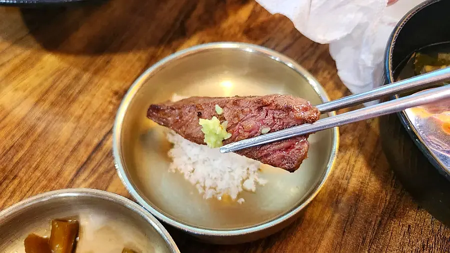 한우등심과 말돈소금, 와사비 곁들임