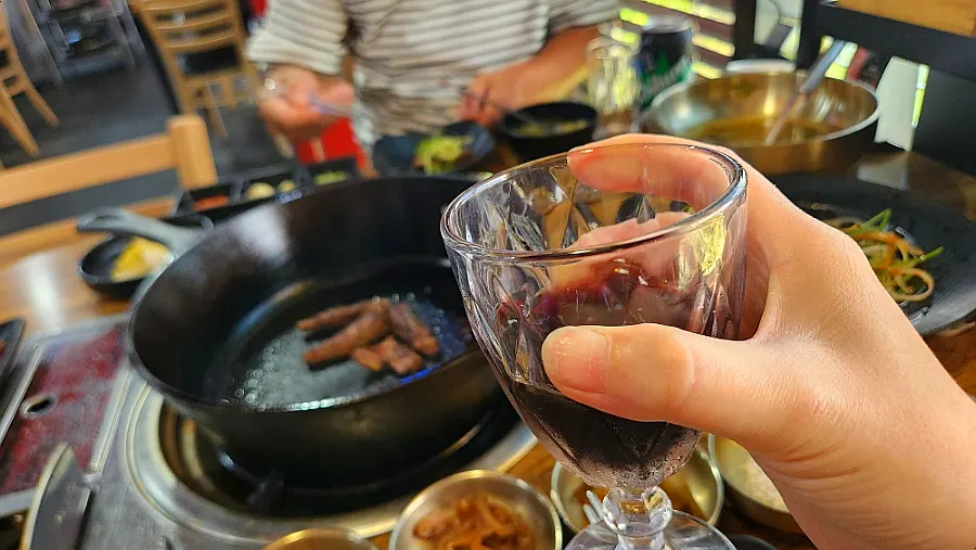 잘게 썬 고추 반찬 접시