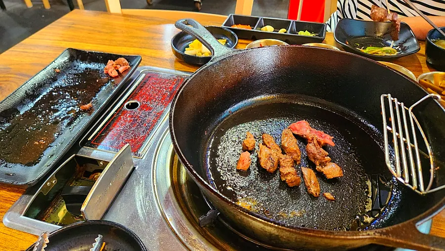 고기를 다 비운 무쇠팬