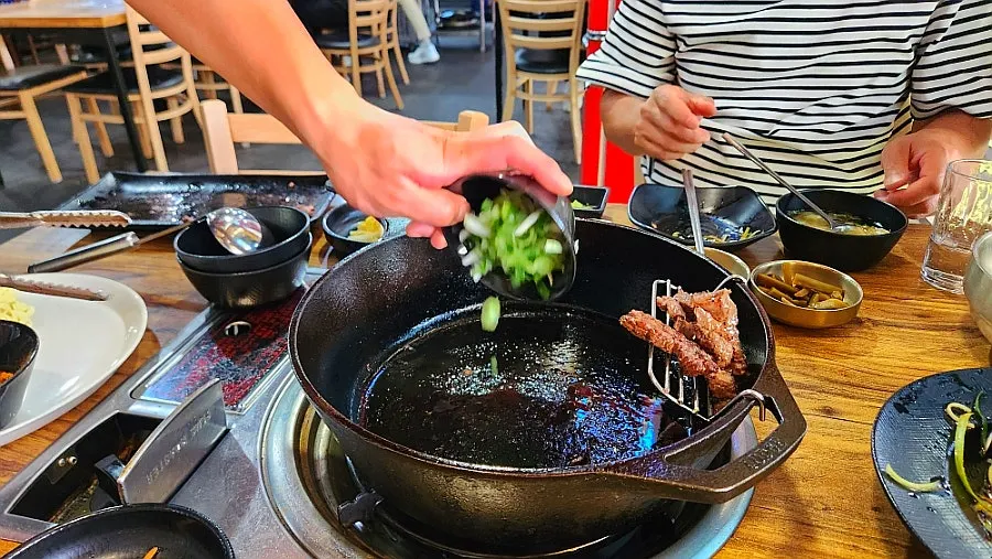 무쇠팬에서 끓고 있는 해장라면
