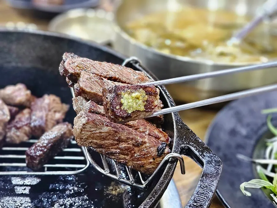 Aged hanwoo sirloin grilling on the iron pan