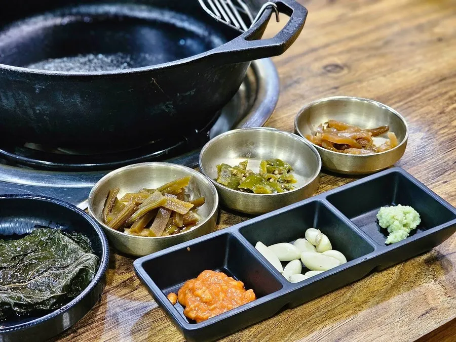 Side dishes including perilla leaf pickles and gungchae