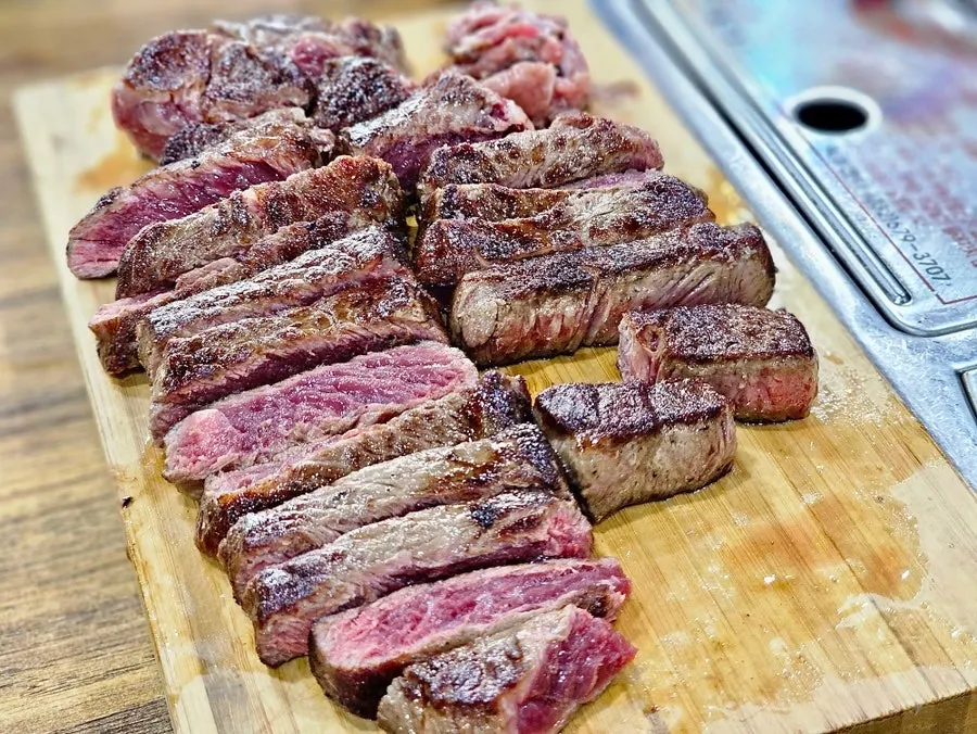 Sinew trimmed and sirloin sliced into bite-sized pieces