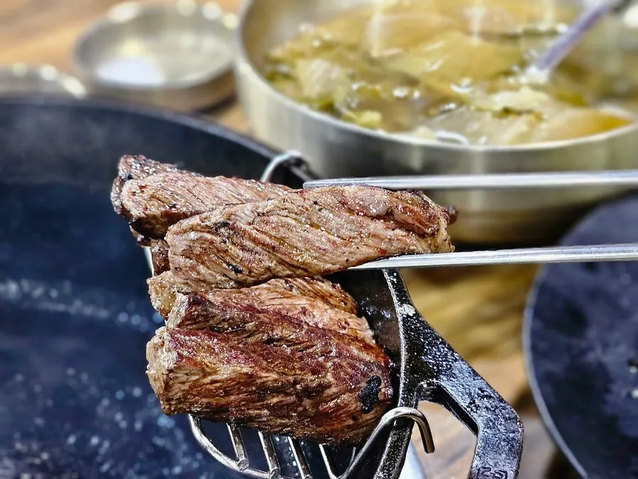 Sirloin pieces with the inner side lightly seared