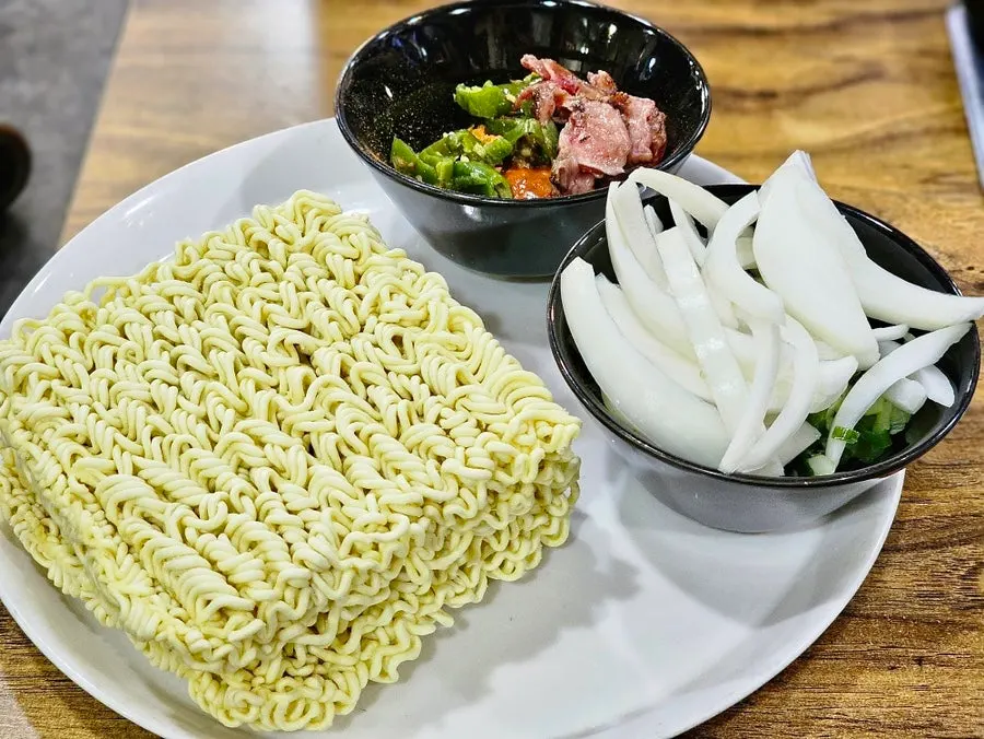 Hanwoo post-meal hangover ramyeon cooking in the iron pan