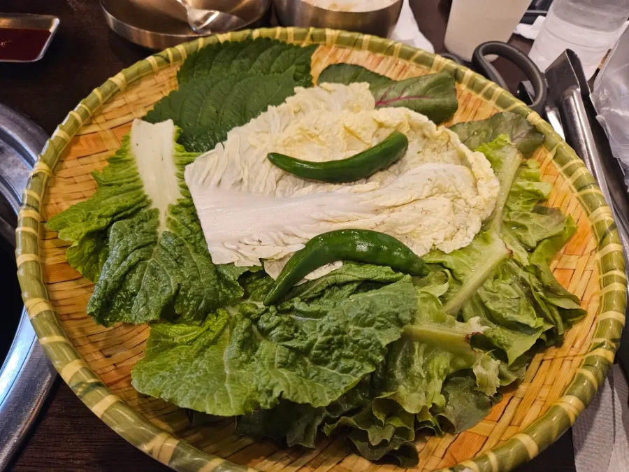 숯불닭갈비 메뉴 주문 장면