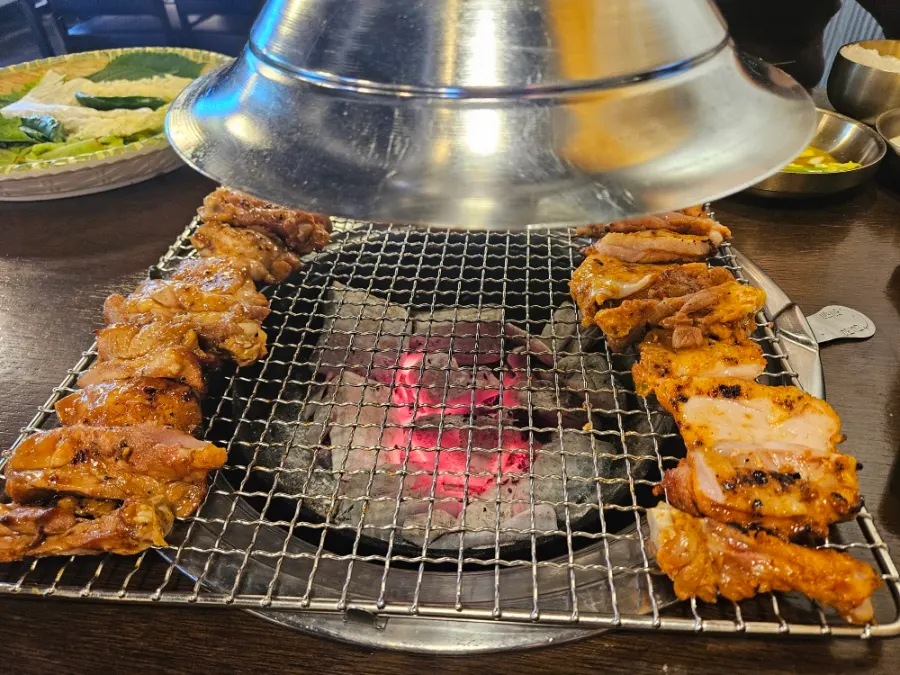 쌈채소가 놓인 기본 반찬 세팅