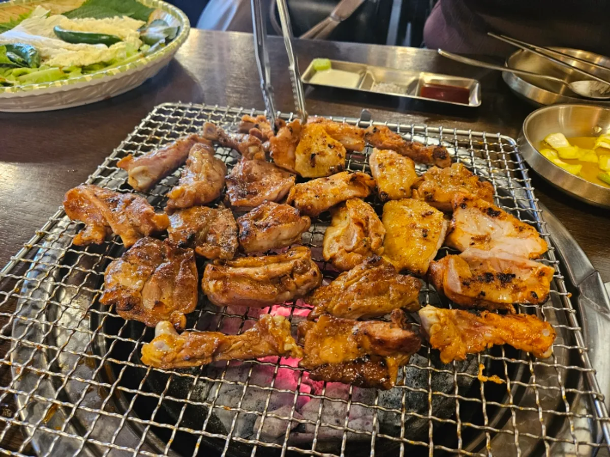 숯불 위 양념닭갈비 굽는 장면