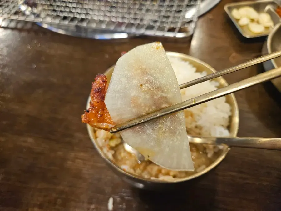 노릇하게 익어가는 숯불 양념닭갈비