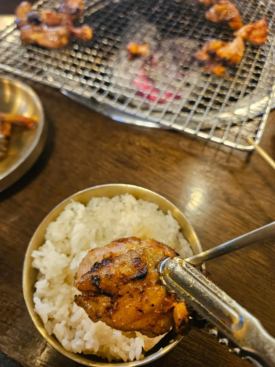 숯불 향을 더한 양념닭갈비
