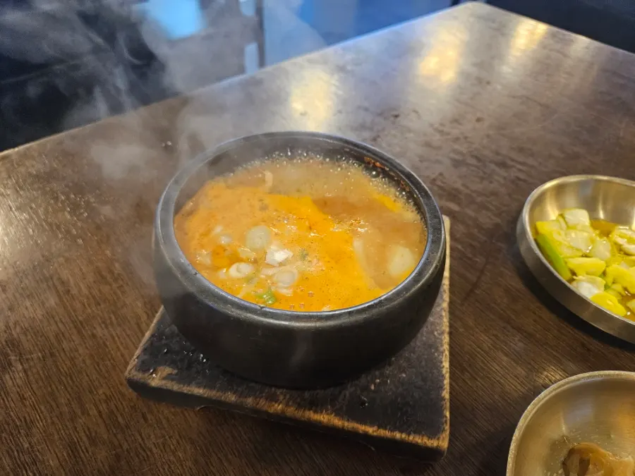쌀밥과 곁들인 닭갈비 식사