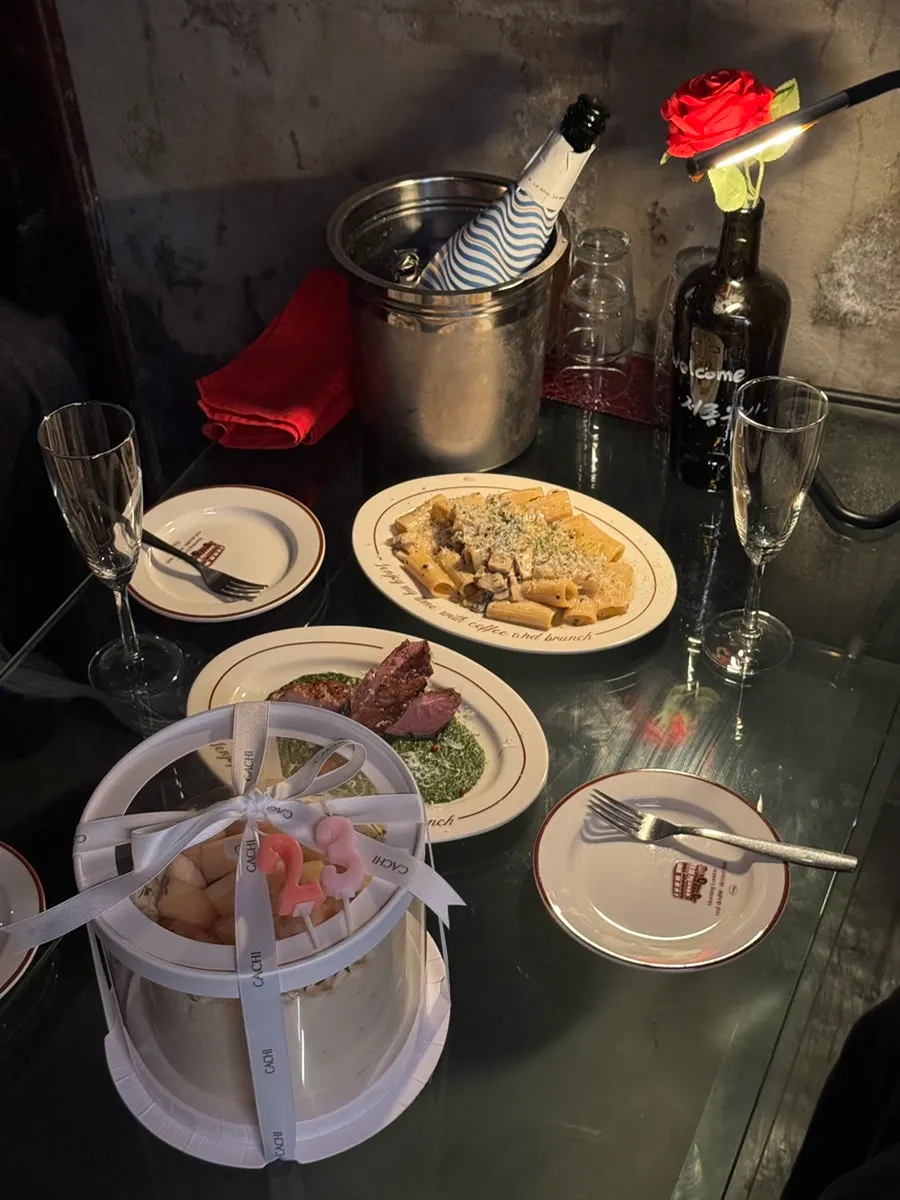 비421 테이블에 차려진 주문 메뉴