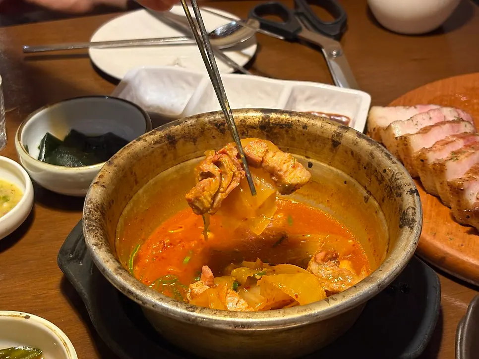 서비스로 나온 돼지고기김치짜글이