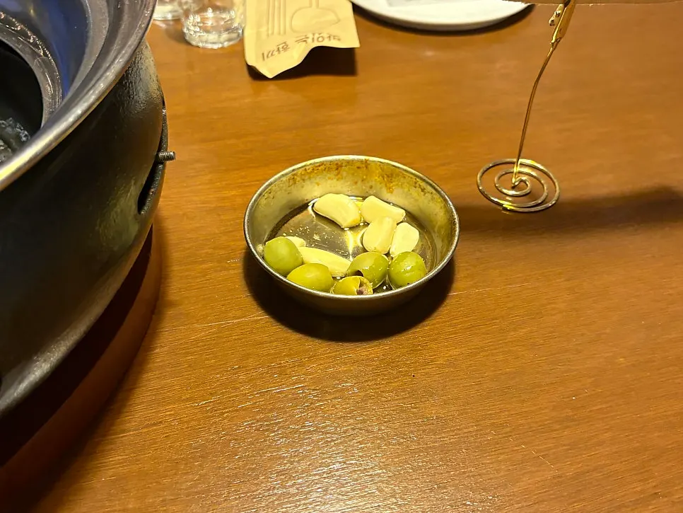 숯불에 구워 먹는 마늘과 올리브